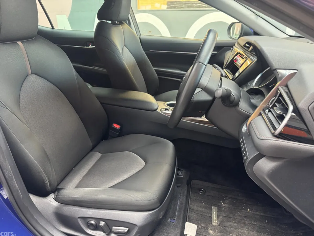Toyota Camry Saloon, Petrol Hybrid, 2019, Blue