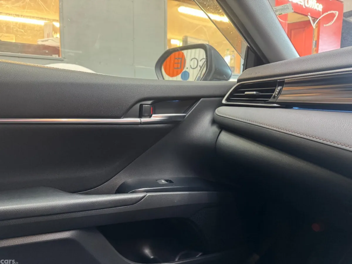 Toyota Camry Saloon, Petrol Hybrid, 2019, Blue