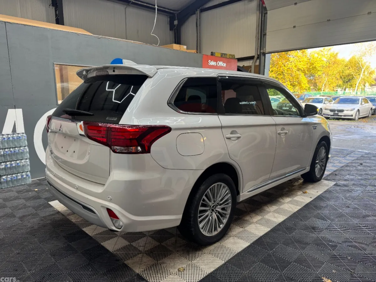 Mitsubishi Outlander SUV, Petrol Hybrid, 2019, White