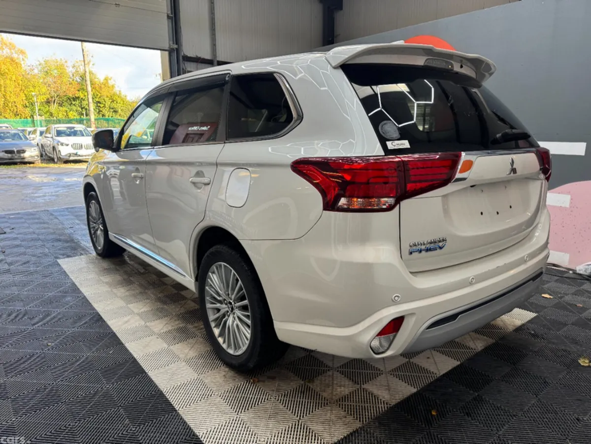 Mitsubishi Outlander SUV, Petrol Hybrid, 2019, White