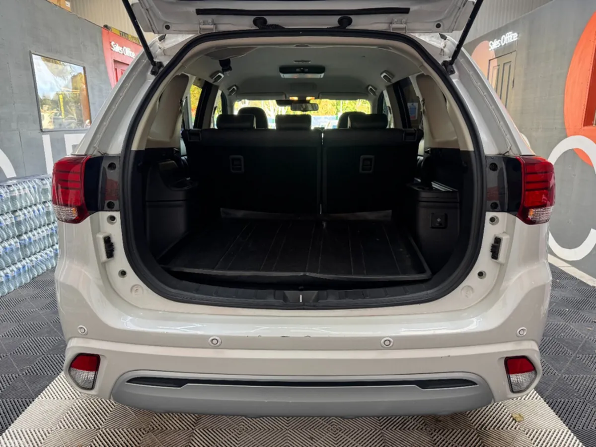 Mitsubishi Outlander SUV, Petrol Hybrid, 2019, White