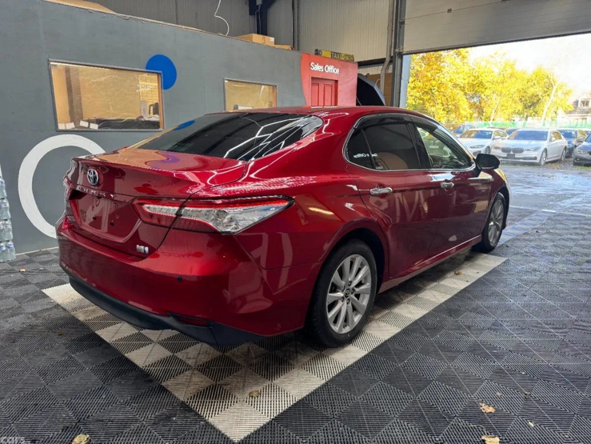 Toyota Camry Saloon, Petrol Hybrid, 2017, Red