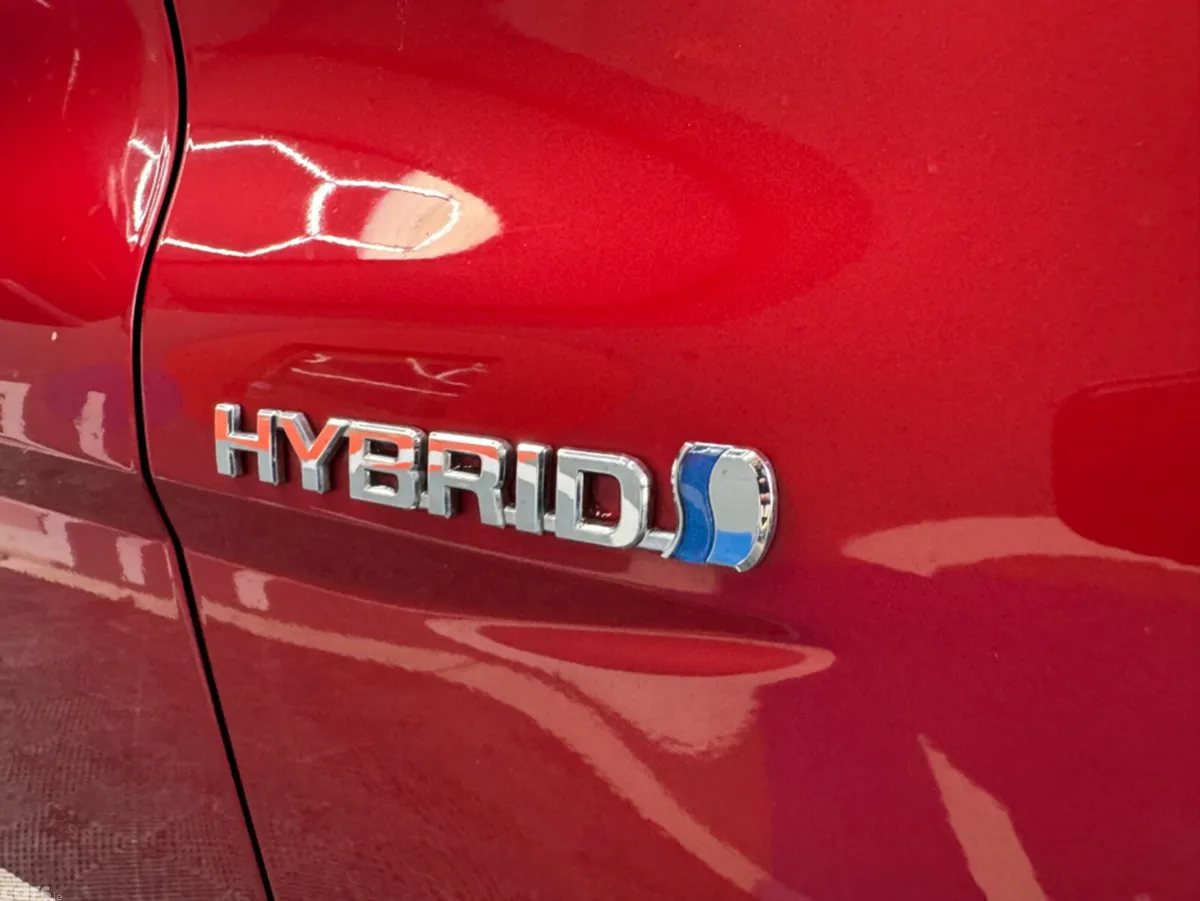 Toyota Camry Saloon, Petrol Hybrid, 2017, Red