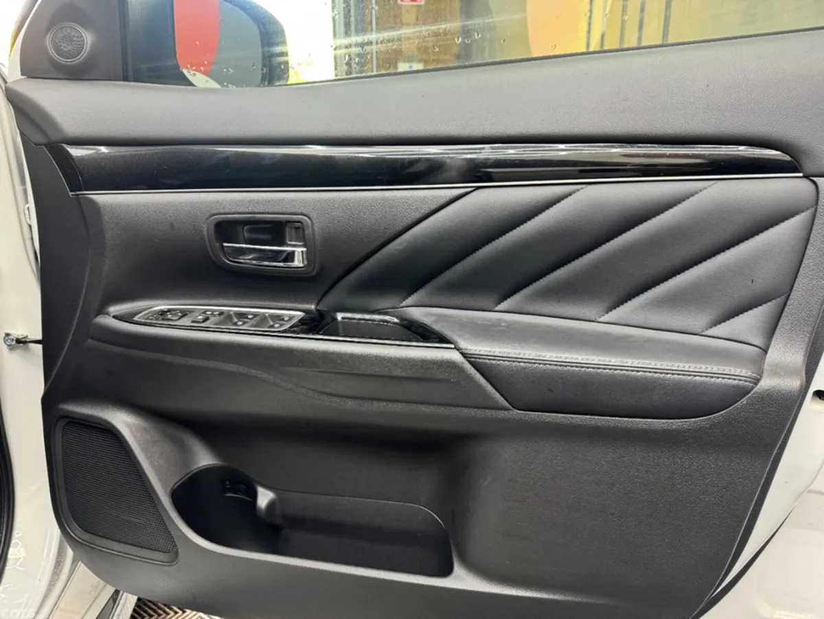 Mitsubishi Outlander SUV, Petrol Hybrid, 2019, White