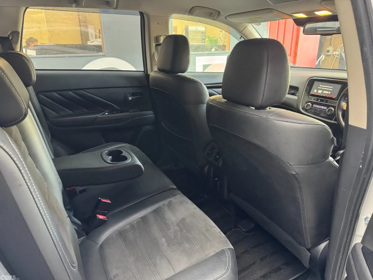Mitsubishi Outlander SUV, Petrol Hybrid, 2019, White