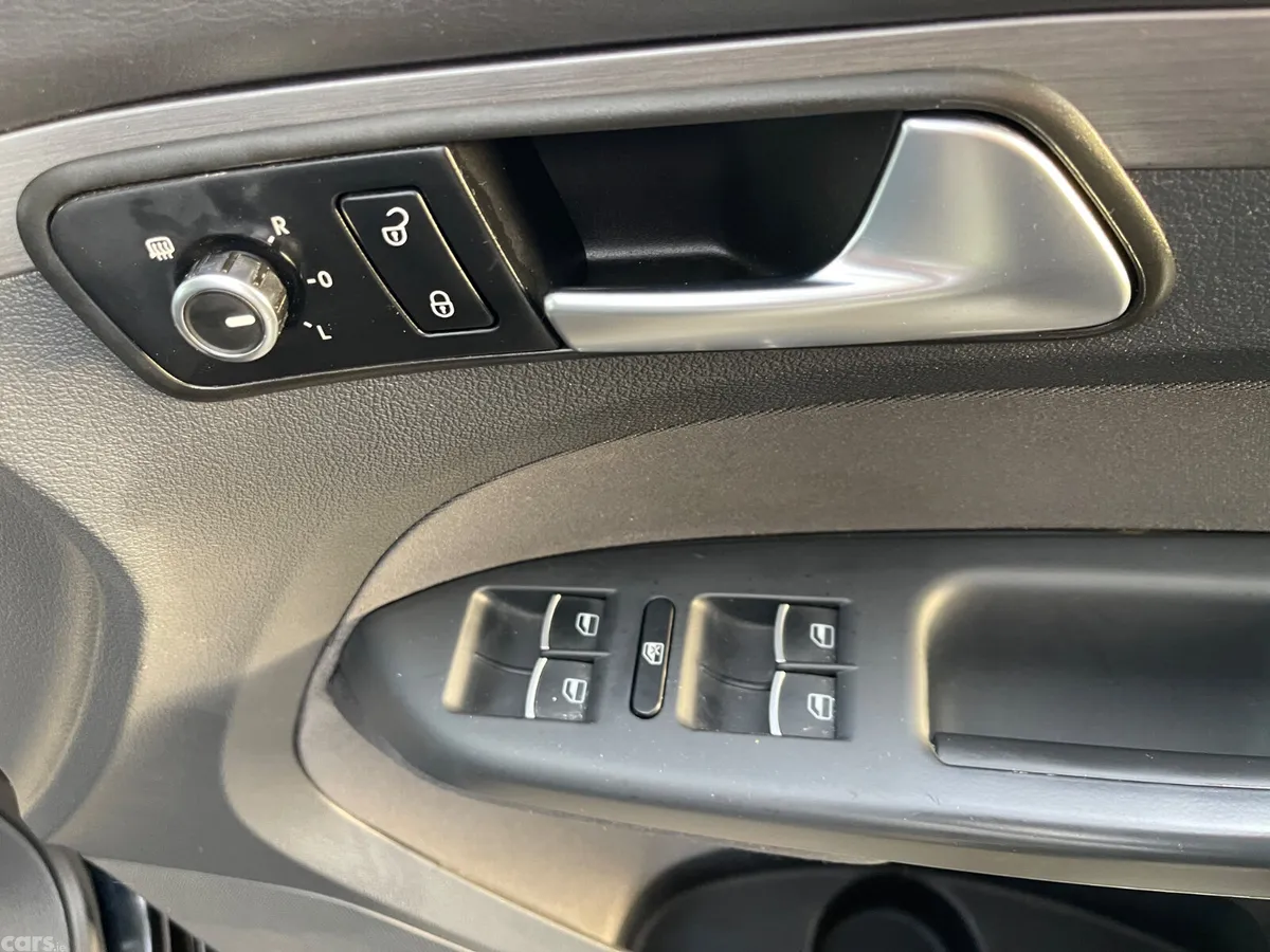 Volkswagen Touran MPV, Petrol, 2013, Black