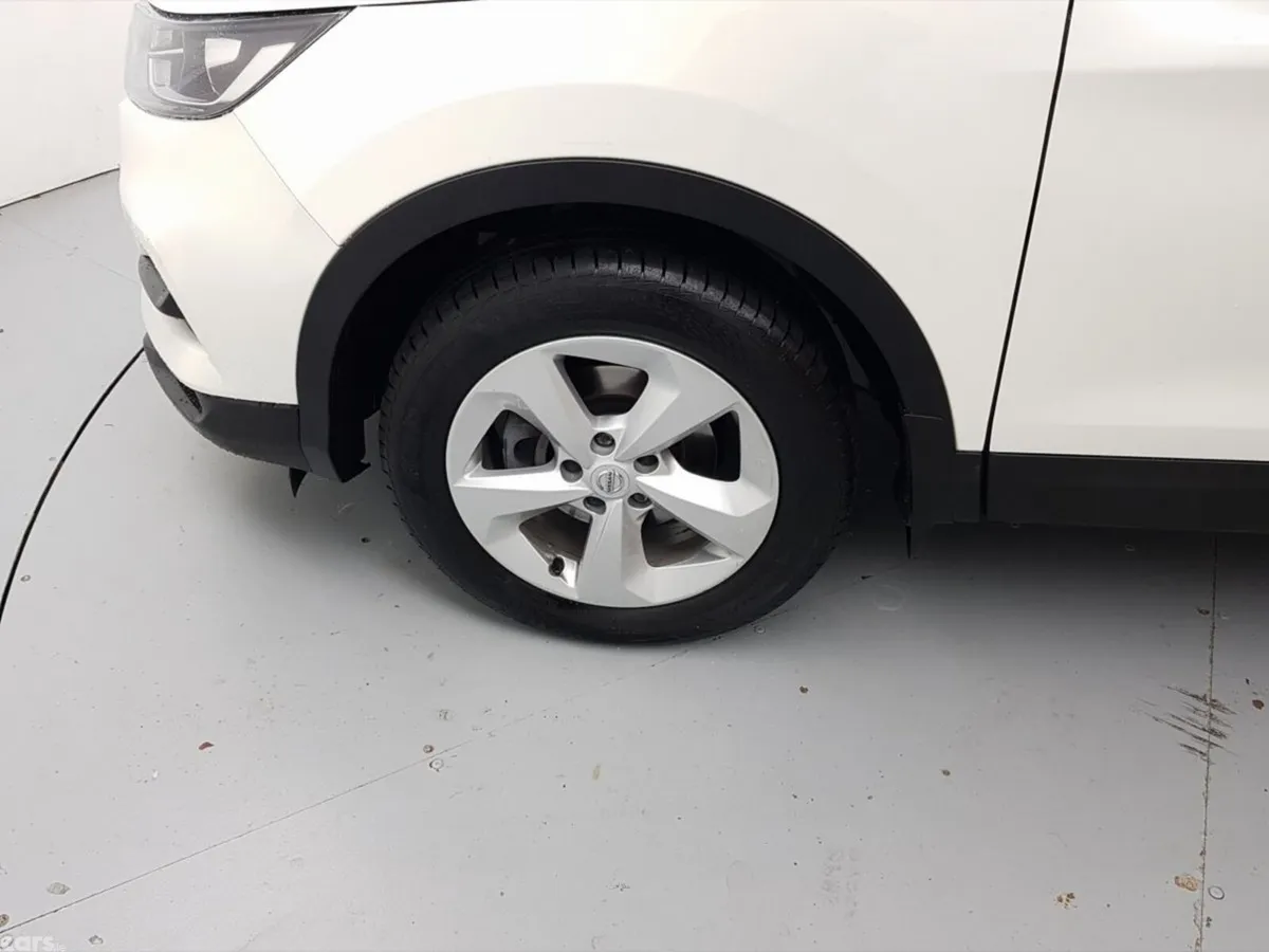Nissan Qashqai MPV, Petrol, 2019, White