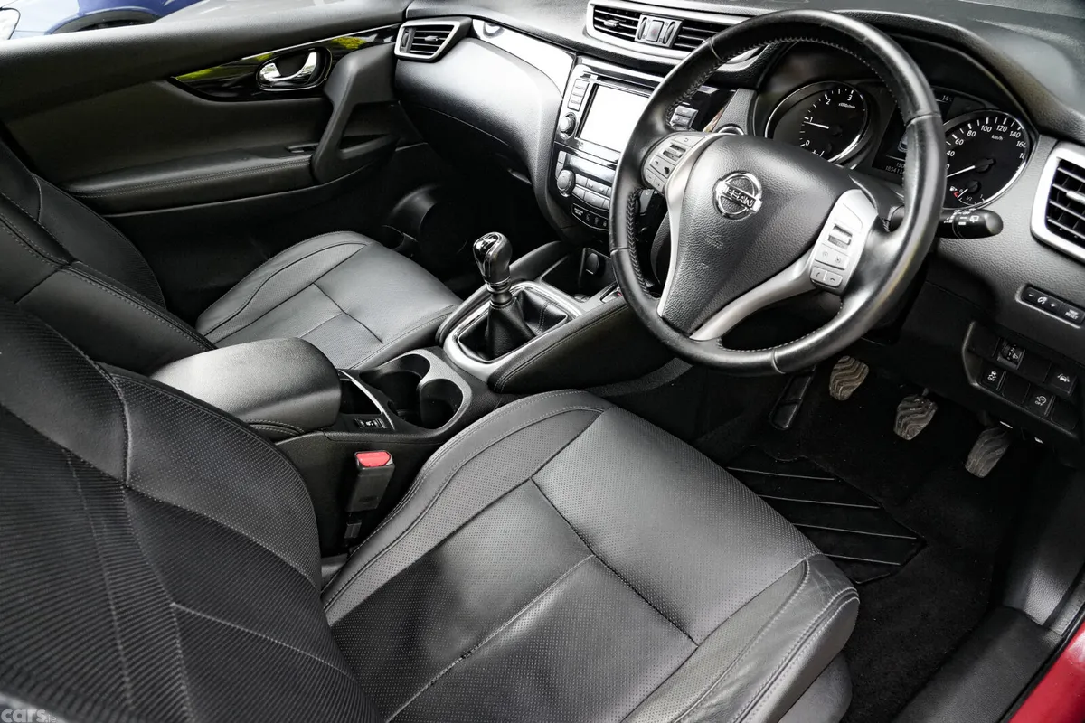 Nissan Qashqai SUV, Diesel, 2017, Red