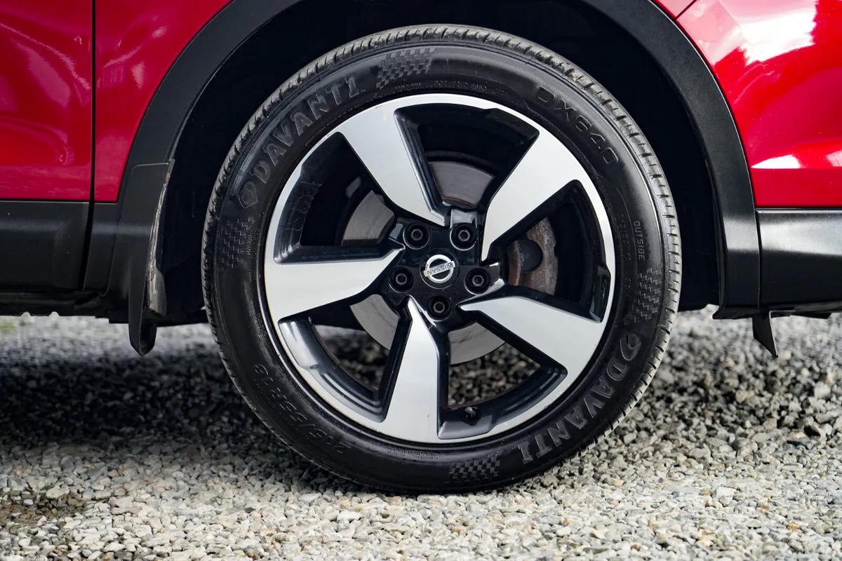 Nissan Qashqai SUV, Diesel, 2017, Red