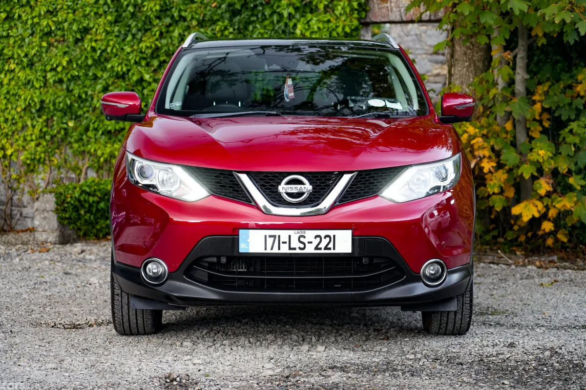 Nissan Qashqai SUV, Diesel, 2017, Red