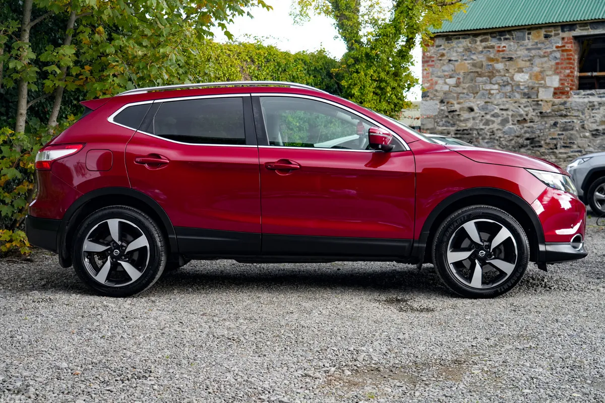 Nissan Qashqai SUV, Diesel, 2017, Red