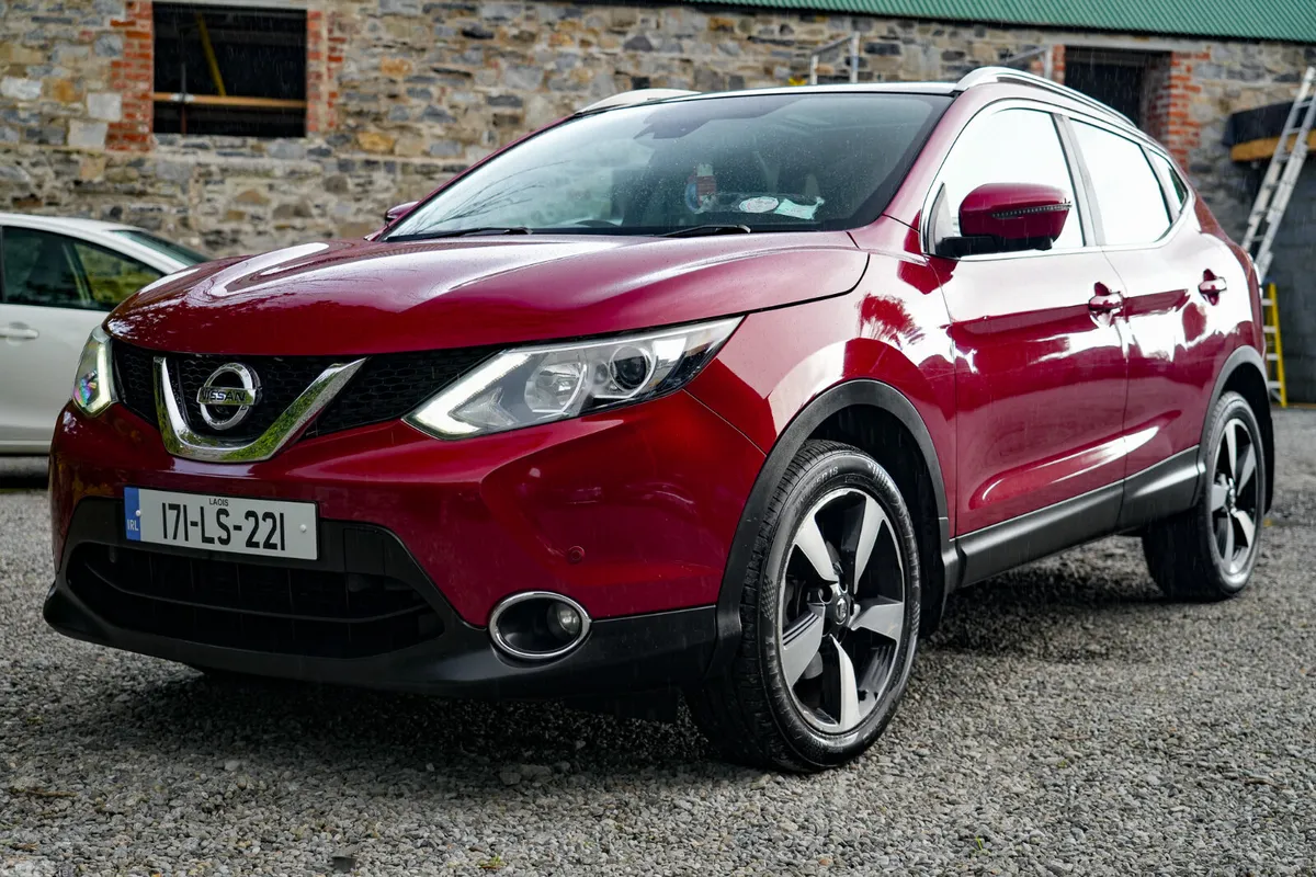 Nissan Qashqai SUV, Diesel, 2017, Red