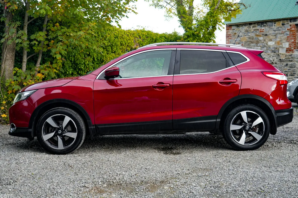 Nissan Qashqai SUV, Diesel, 2017, Red