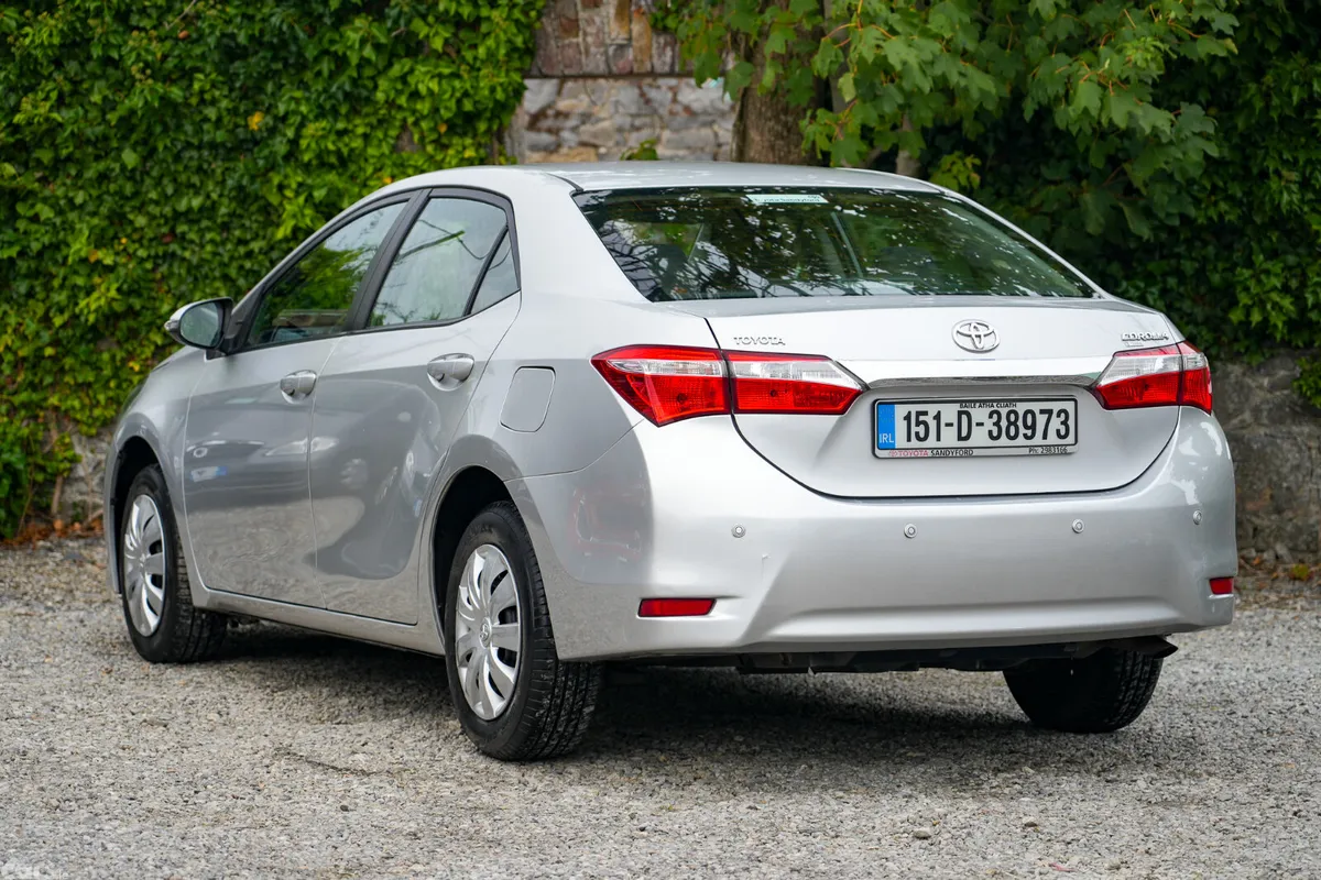 Toyota Corolla Saloon, Petrol, 2015, Silver