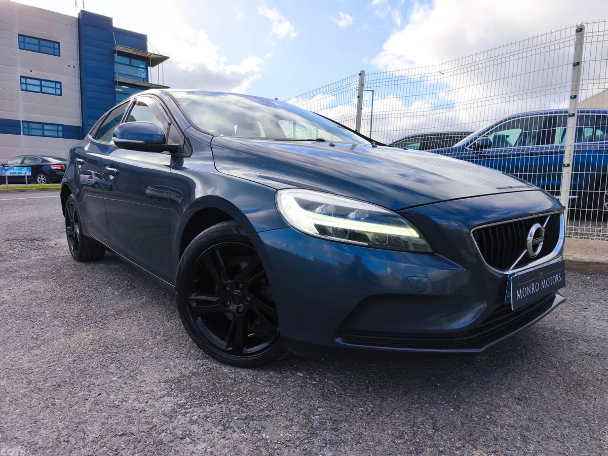 Volvo V40 Hatchback, Diesel, 2018, Blue