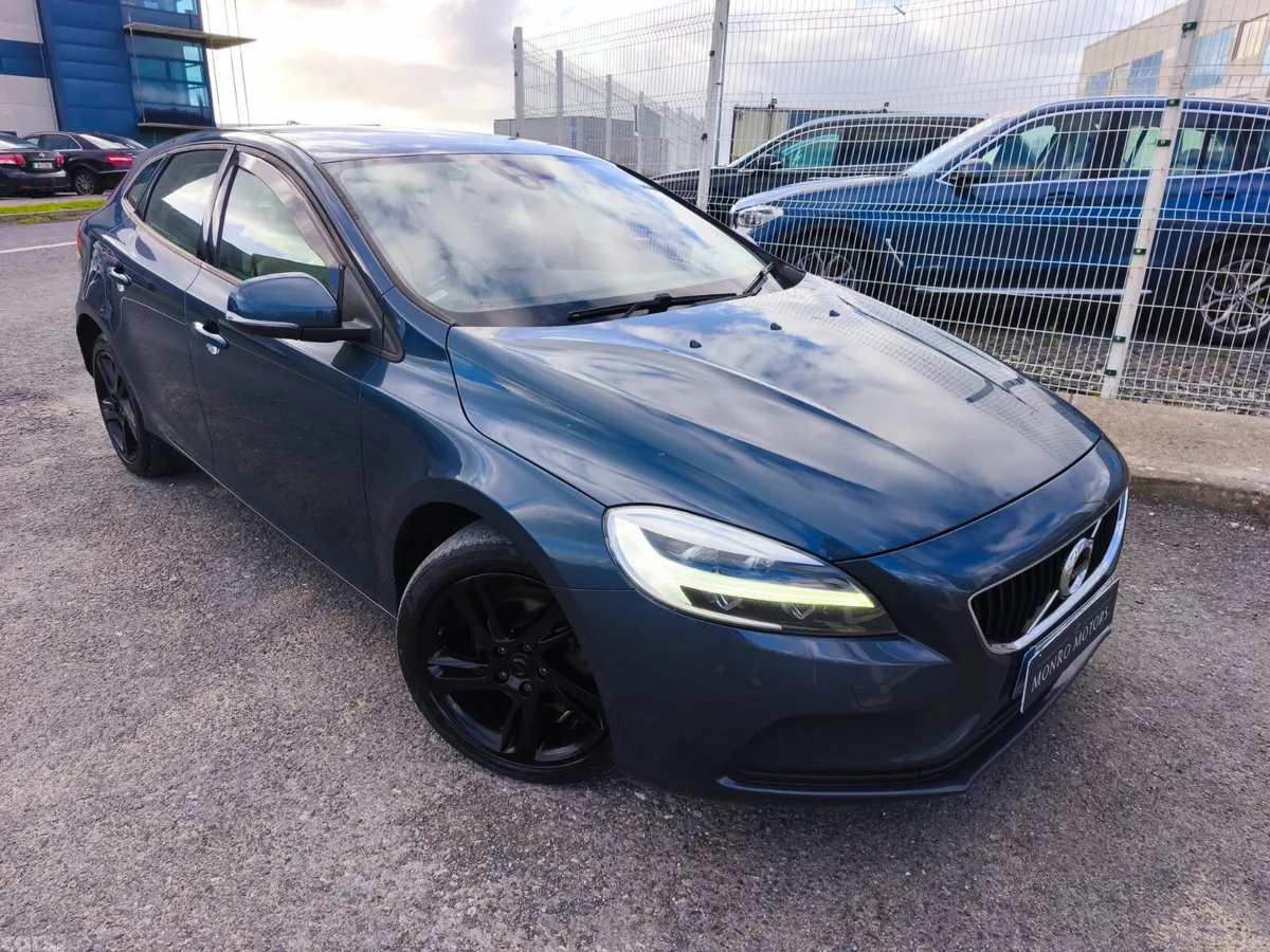 Volvo V40 Hatchback, Diesel, 2018, Blue