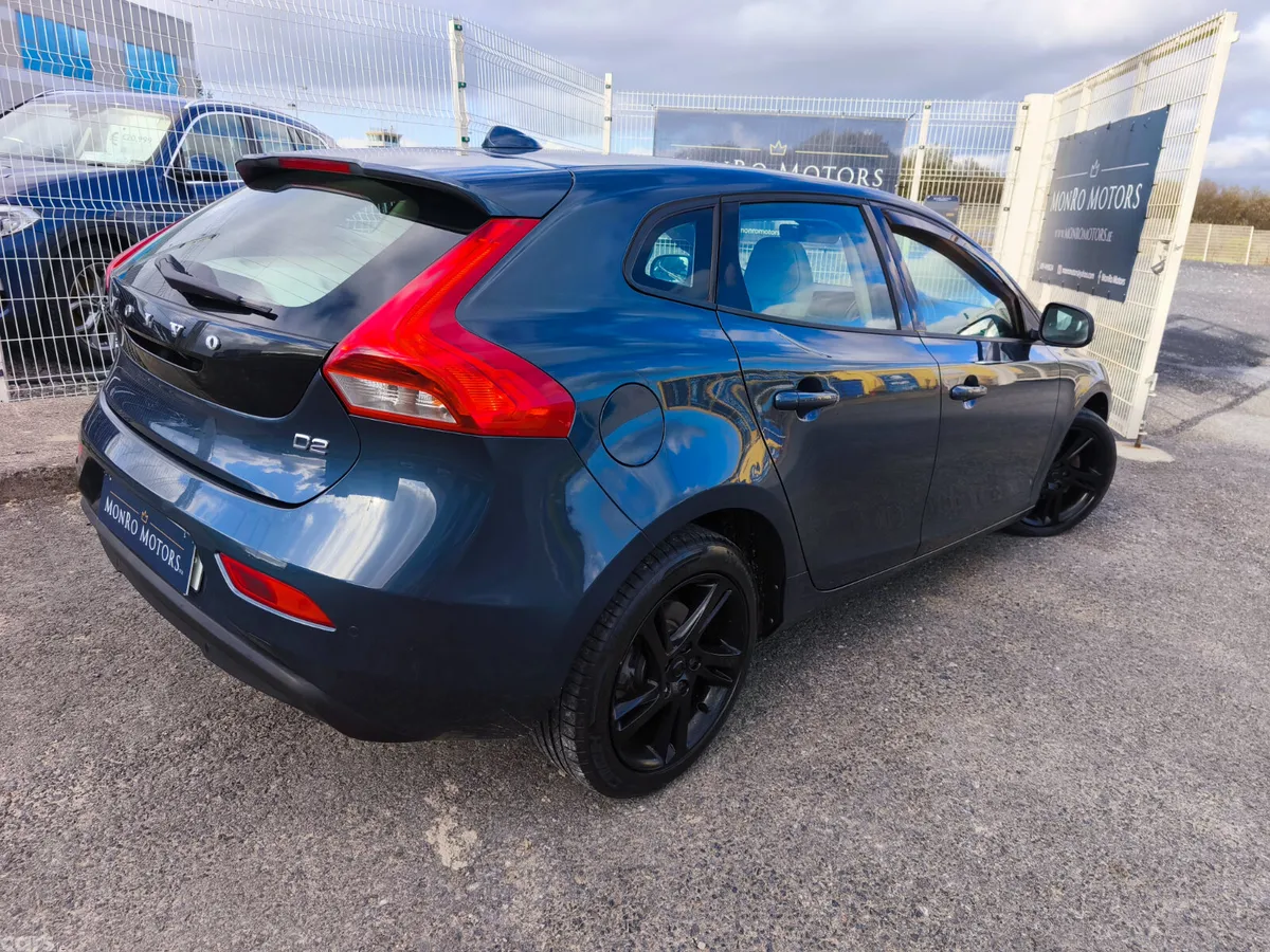 Volvo V40 Hatchback, Diesel, 2018, Blue