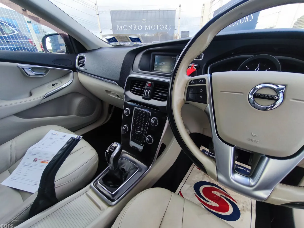 Volvo V40 Hatchback, Diesel, 2018, Blue