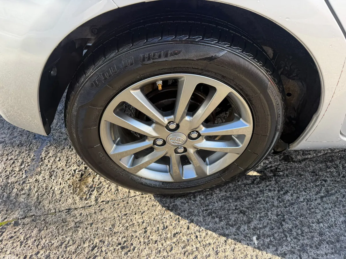 Toyota Yaris Hatchback, Petrol, 2016, Silver