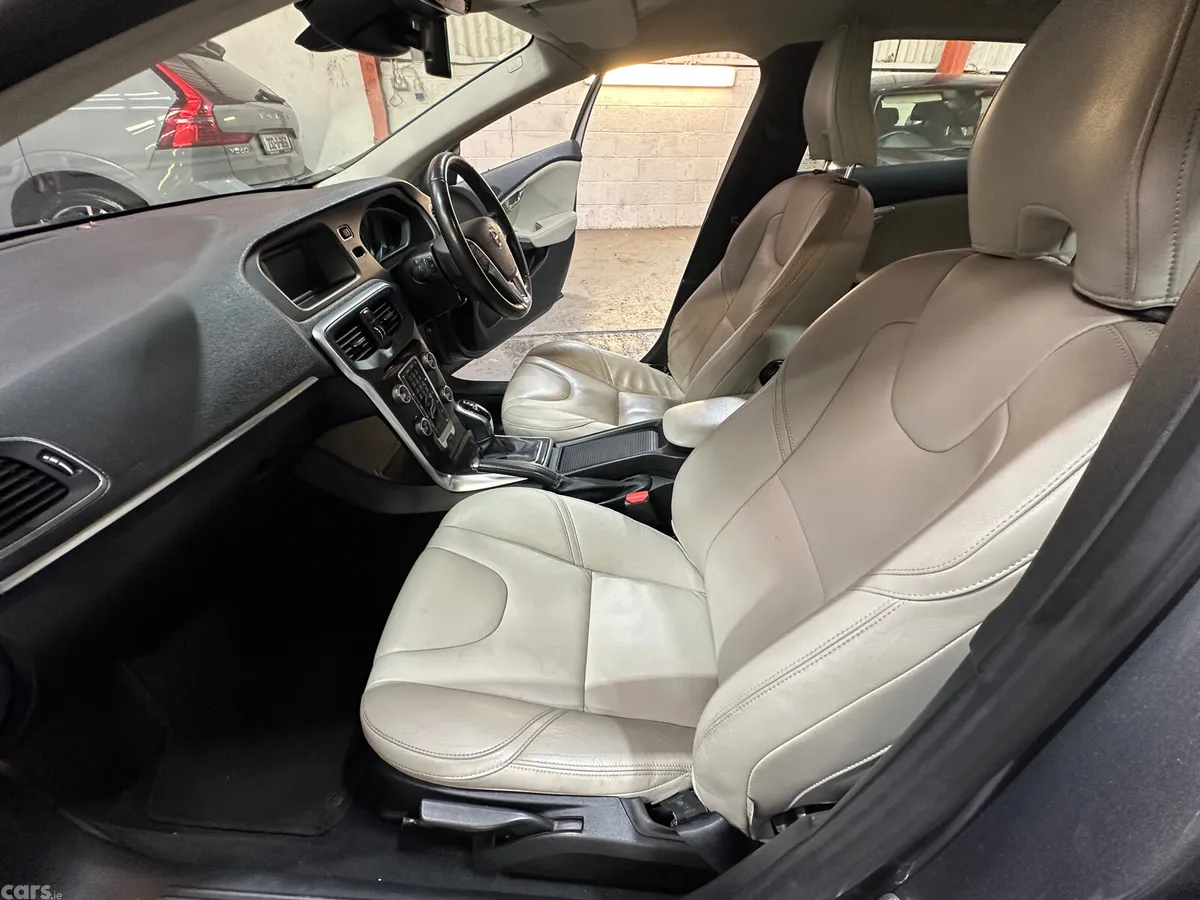 Volvo V40 Estate, Diesel, 2019, Grey
