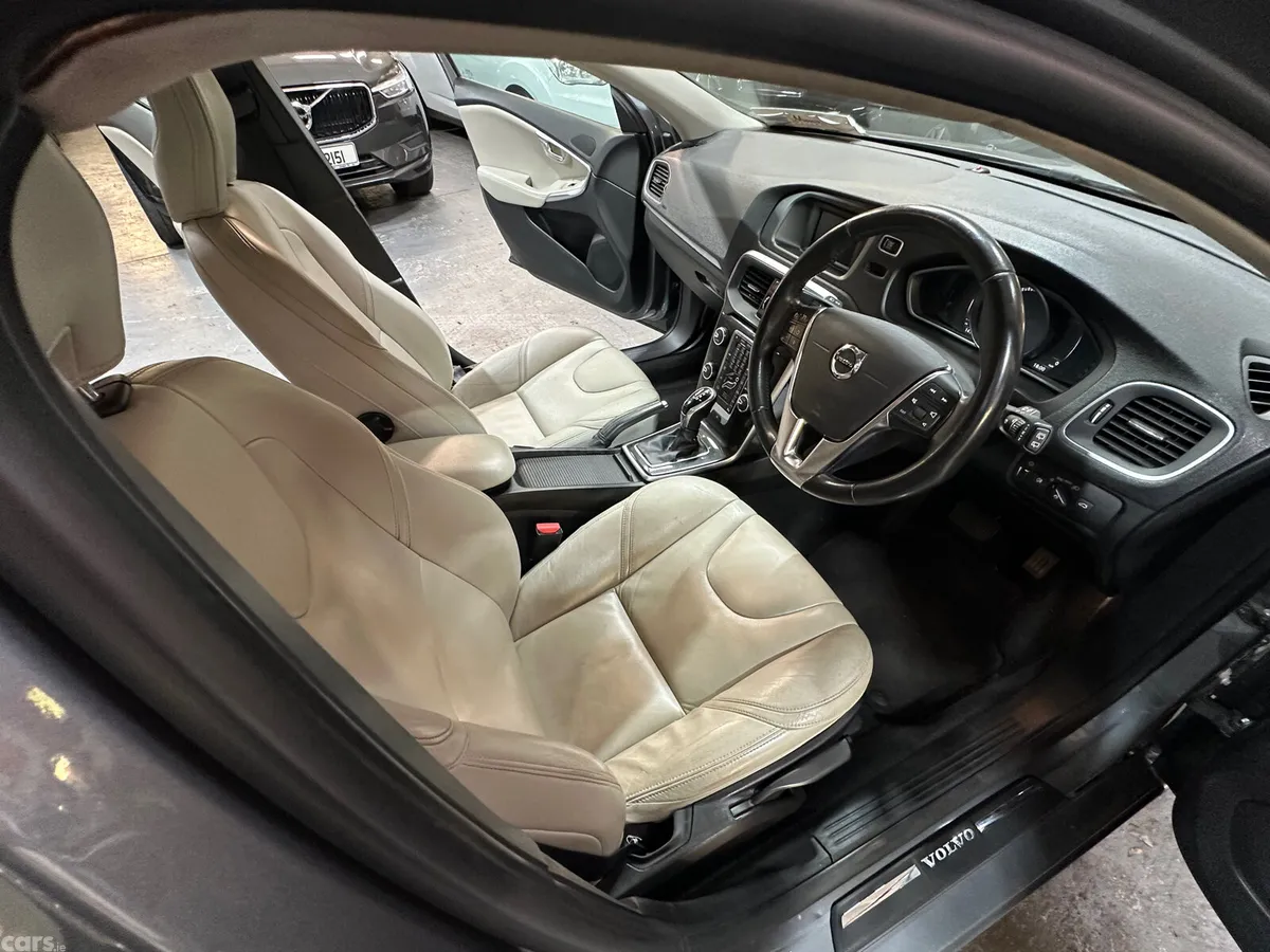Volvo V40 Estate, Diesel, 2019, Grey