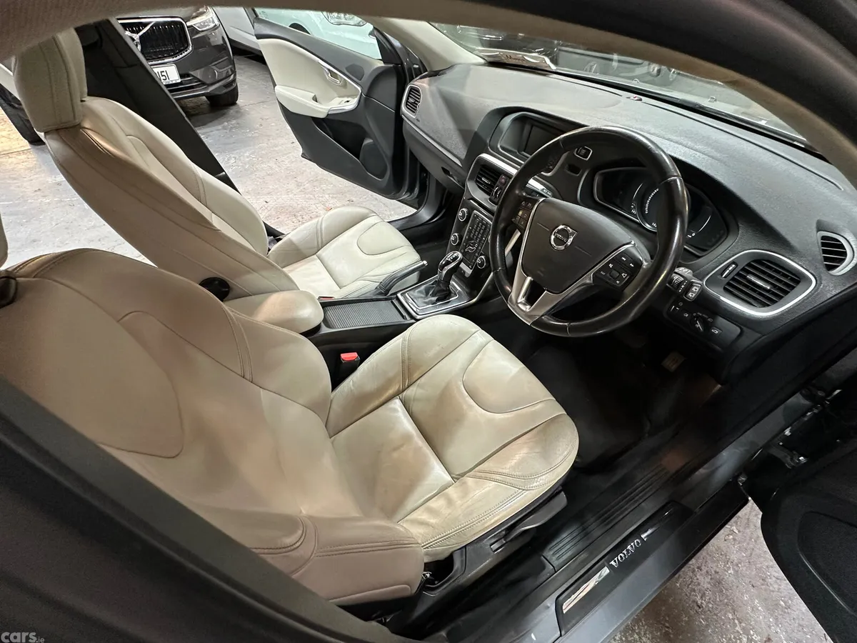 Volvo V40 Estate, Diesel, 2019, Grey