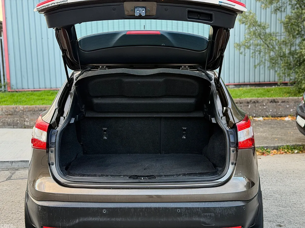 Nissan Qashqai Hatchback, Diesel, 2015, Brown