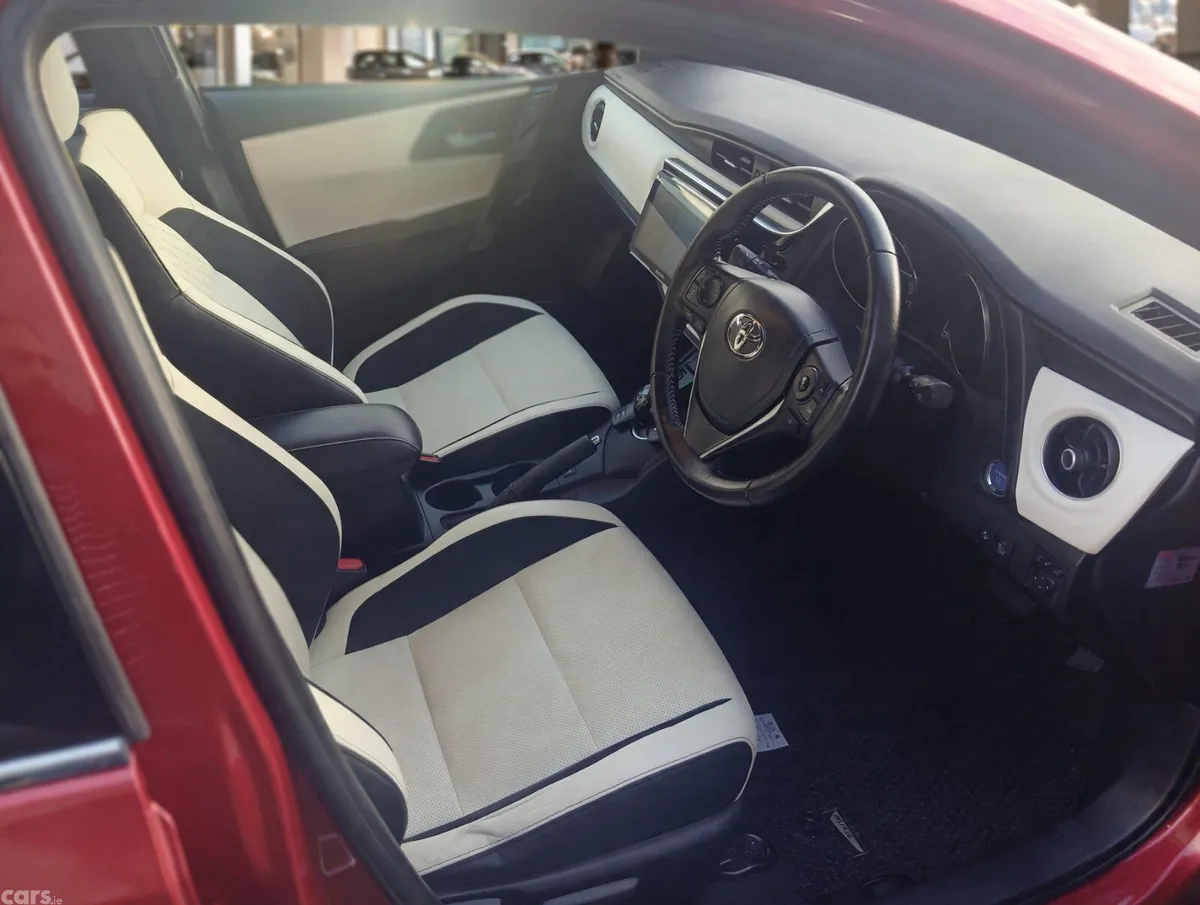 Toyota Auris Hatchback, Petrol Hybrid, 2016, Red