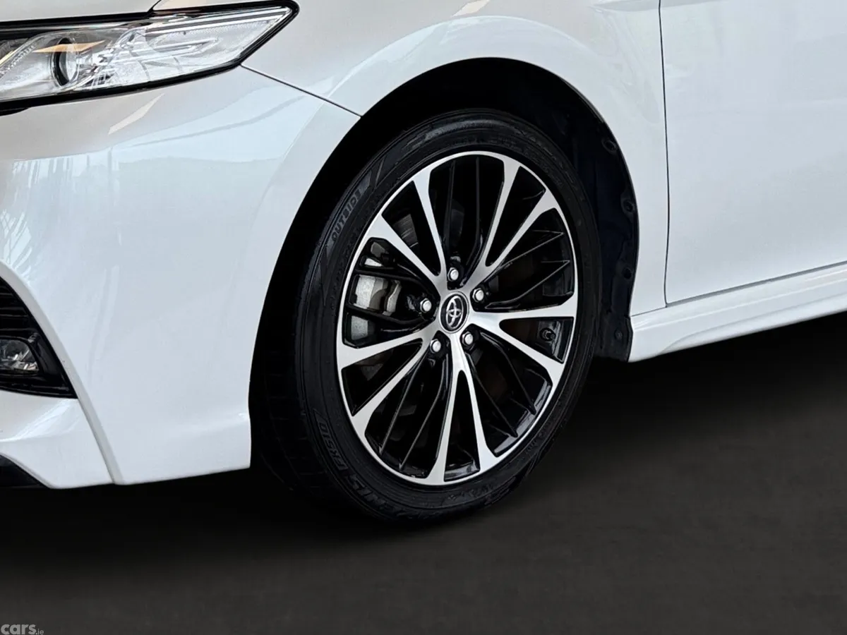 Toyota Camry Saloon, Petrol Hybrid, 2019, White