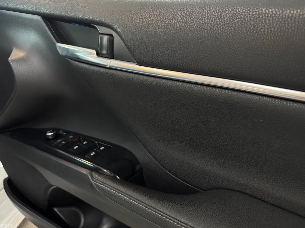 Toyota Camry Saloon, Petrol Hybrid, 2019, White