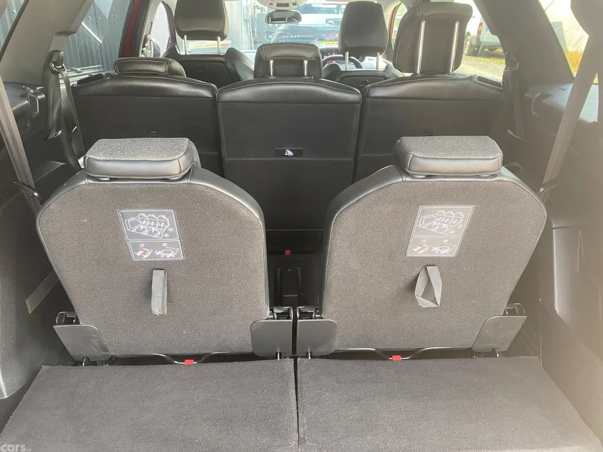 Peugeot 5008 MPV, Diesel, 2022, Red
