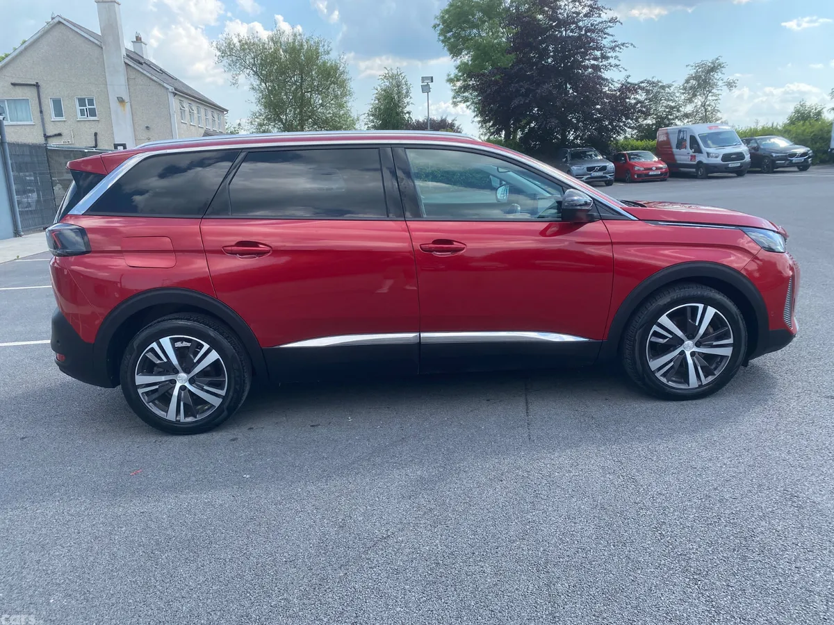 Peugeot 5008 MPV, Diesel, 2022, Red