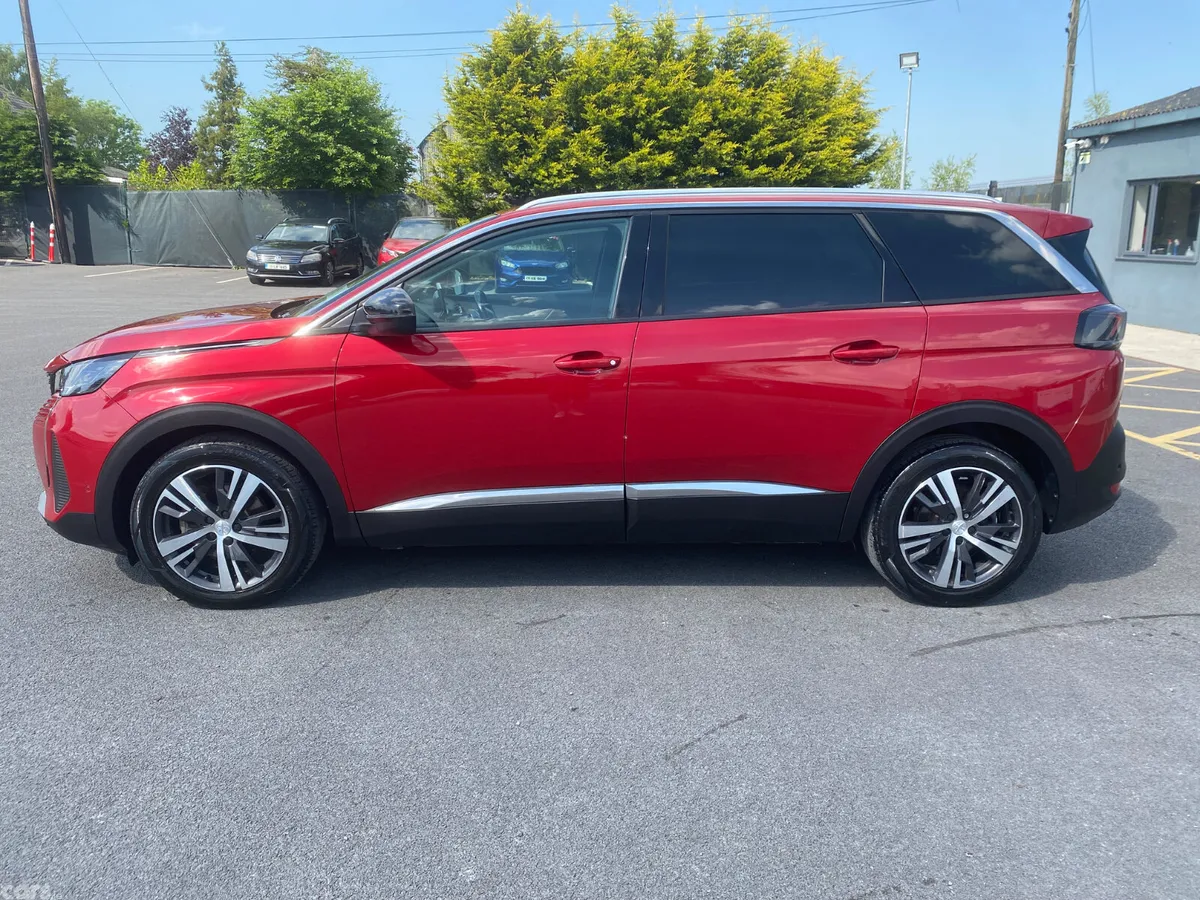 Peugeot 5008 MPV, Diesel, 2022, Red
