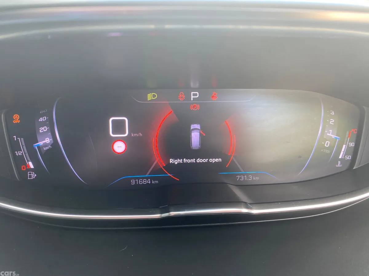 Peugeot 5008 MPV, Diesel, 2022, Red