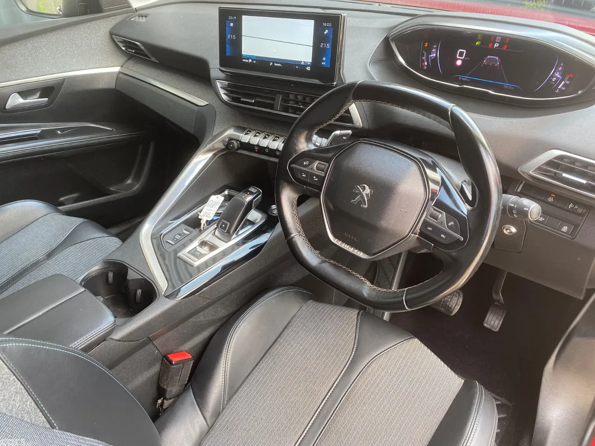 Peugeot 5008 MPV, Diesel, 2022, Red