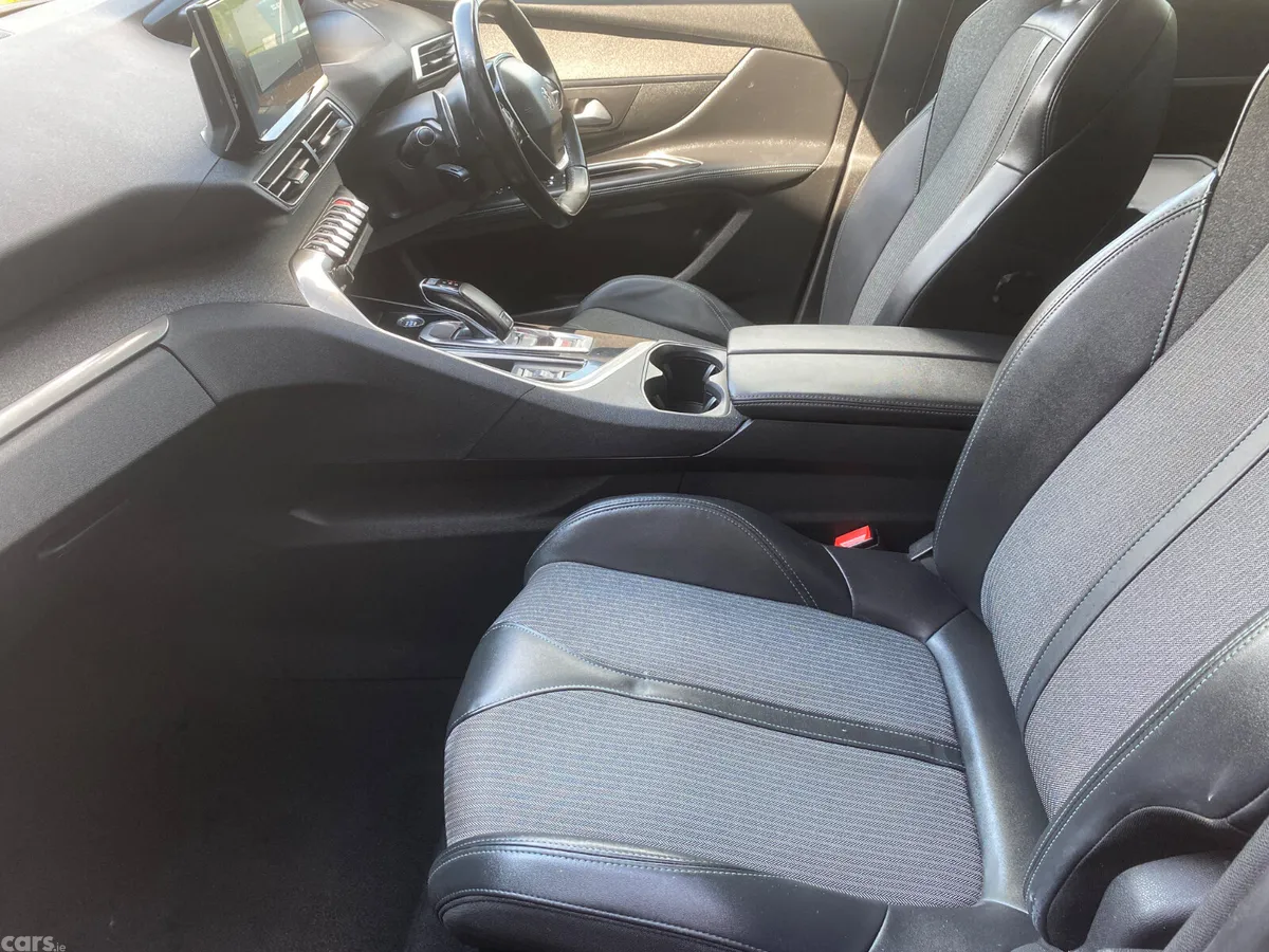 Peugeot 5008 MPV, Diesel, 2022, Red