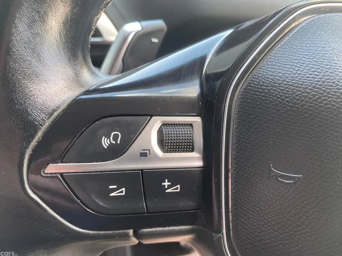 Peugeot 5008 MPV, Diesel, 2022, Red