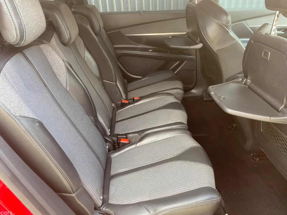 Peugeot 5008 MPV, Diesel, 2022, Red