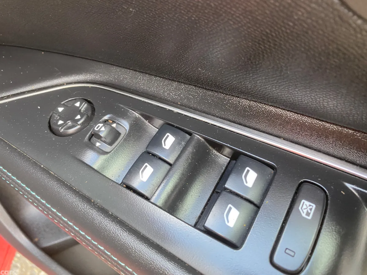 Peugeot 5008 MPV, Diesel, 2022, Red