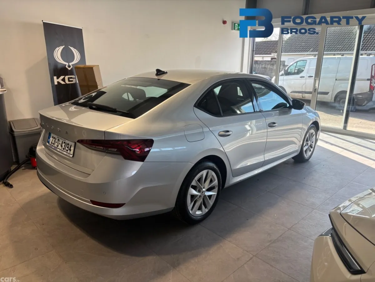 Skoda Octavia Saloon, Diesel, 2023, Grey