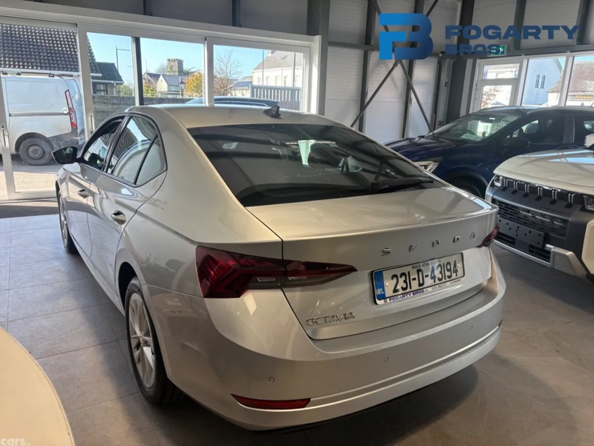 Skoda Octavia Saloon, Diesel, 2023, Grey