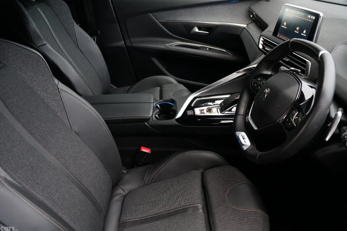 Peugeot 5008 MPV, Diesel, 2021, Blue