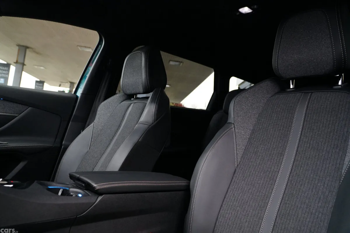 Peugeot 5008 MPV, Diesel, 2021, Blue