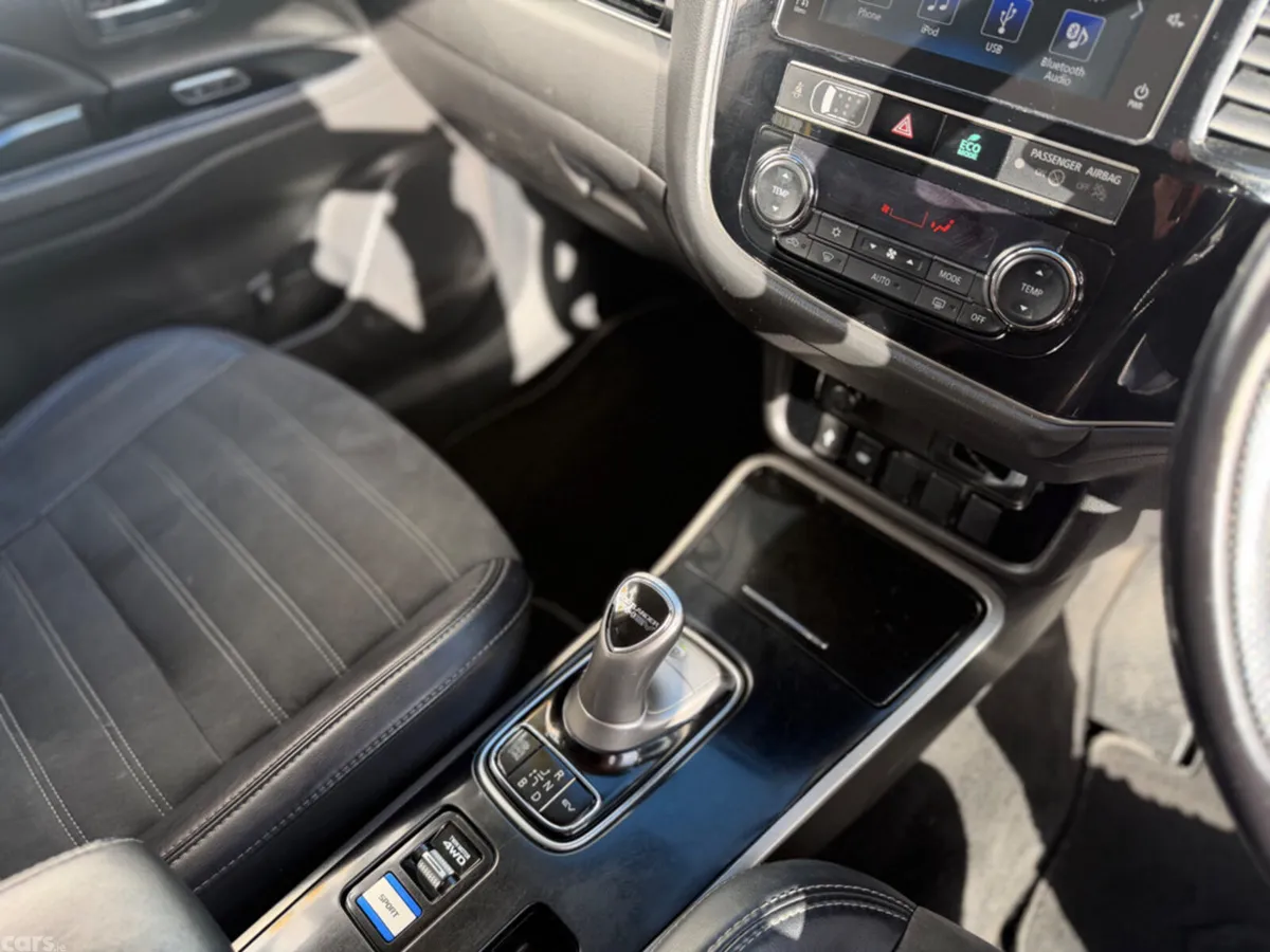 Mitsubishi Outlander SUV, Petrol Plug-in Hybrid, 2019, White