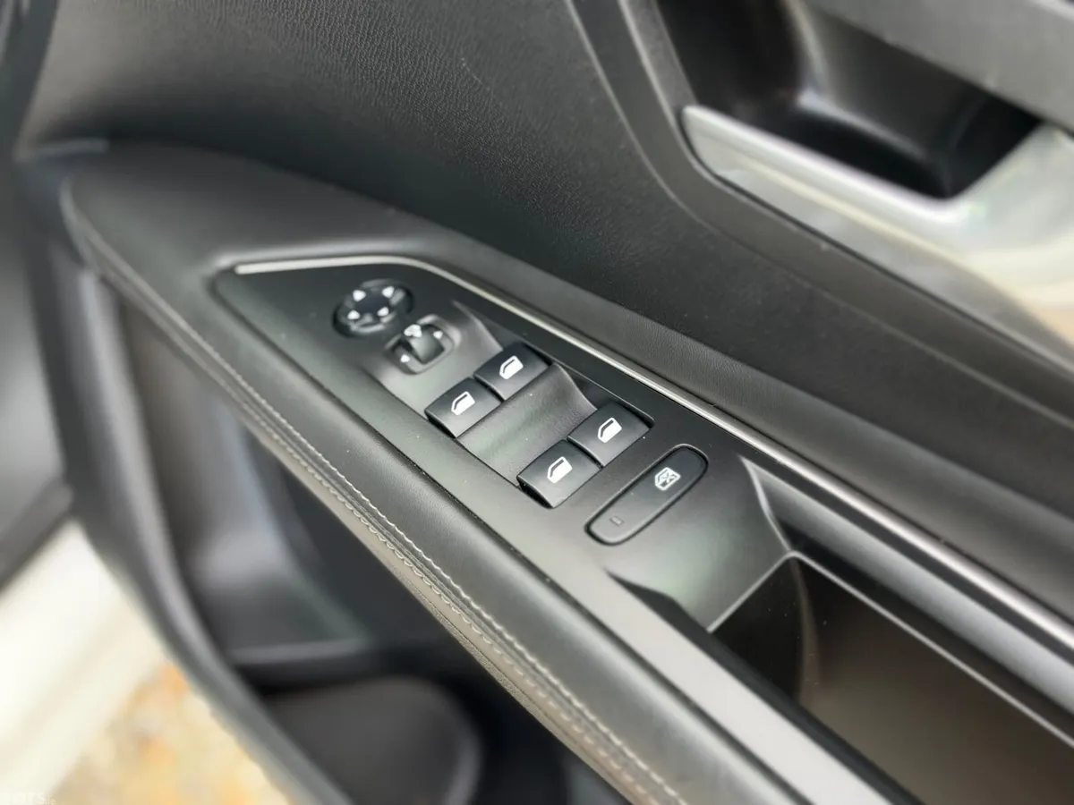 Peugeot 3008 SUV, Petrol, 2017, White