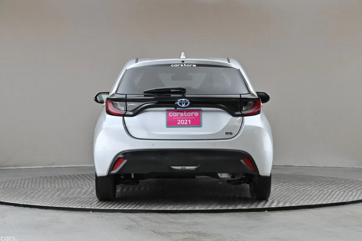 Toyota Yaris Hatchback, Petrol Hybrid, 2021, Silver