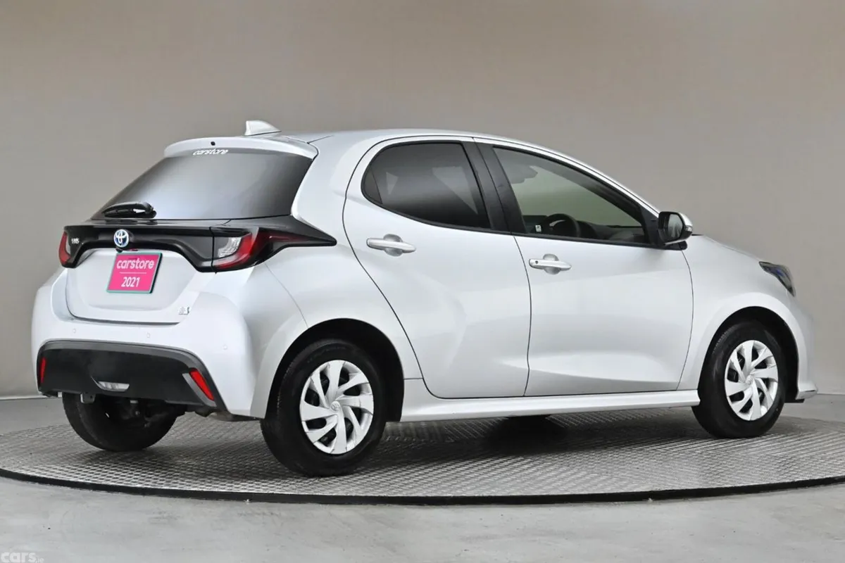 Toyota Yaris Hatchback, Petrol Hybrid, 2021, Silver