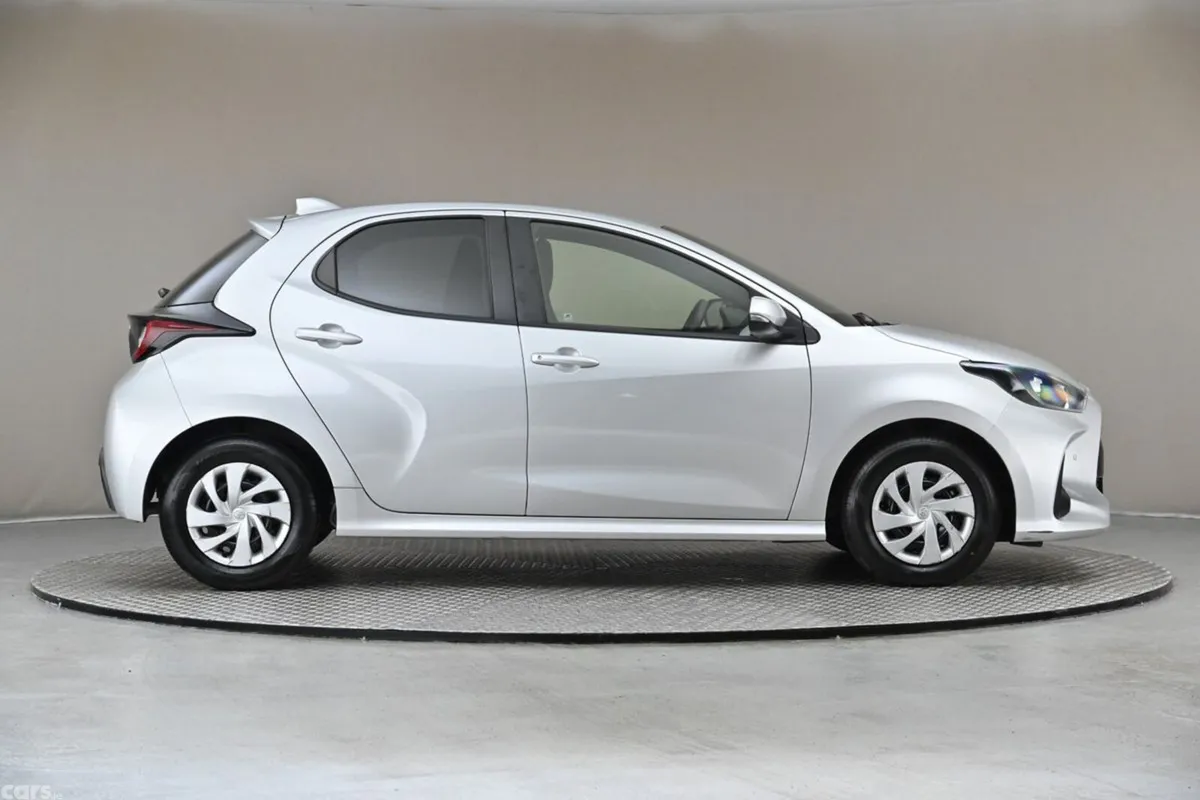 Toyota Yaris Hatchback, Petrol Hybrid, 2021, Silver