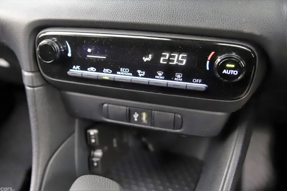 Toyota Yaris Hatchback, Petrol Hybrid, 2021, Silver