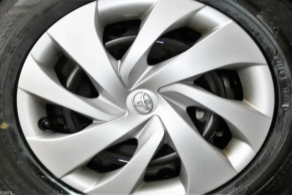 Toyota Yaris Hatchback, Petrol Hybrid, 2021, Silver